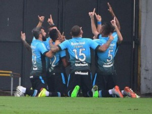 Com direito a “olé”, Grêmio vence Santos na Vila e coloca Peixe no Z4