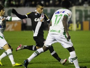 Com dois a mais, Chapecoense faz golaço de bicicleta e derrota Vasco