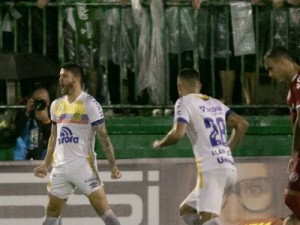 Com dois gols de Everaldo, Chapecoense vence o Inter e mantém tabu