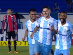 Com dois homens a mais, Londrina bate o Joinville em casa e cola de vez no G-4