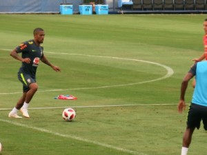 Com Douglas Costa recuperado, Seleção volta a treinar após vaga nas quartas