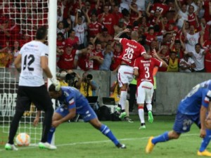 Com erros, duas viradas e brilho de Nilmar, Inter bate Emelec no sufoco