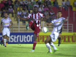 Com falha de goleiro, Luverdense vira e encerra série vitoriosa do Náutico