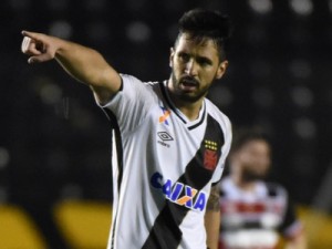 Com falha feia de goleiro, Vasco empata no fim com o Santa Cruz em São Januário