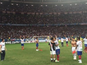 Com festa e recorde de público na Fonte Nova, Bahia bate Vasco e se aproxima do G-4