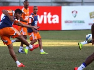 Com Giovanni, Enderson desenha time que enfrentará o Corinthians