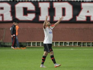 Com gol de Emerson Sheik, Flamengo vence Joinville e afasta a crise