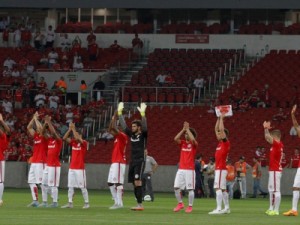 Com gol de Vitinho, Inter vence o Fluminense e ameniza crise no Beira-Rio