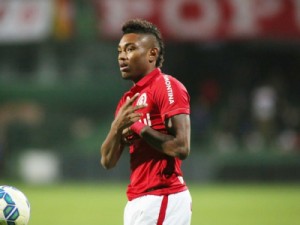 Com gol de Vitinho, Internacional vence o Coritiba e cola no G-4