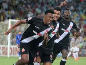 Com gol no fim, Vasco bate Fluminense e vai à final do Carioca