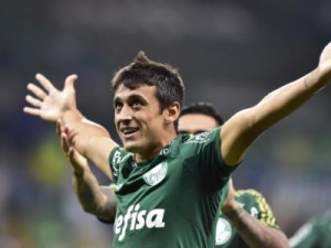 Com golaço de cobertura em Ceni, Verdão aproveita expulsões e faz 3 a 0