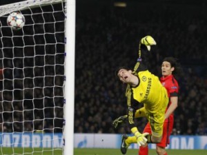 Com Ibra expulso, PSG elimina Chelsea com gols de zagueiros brasileiros