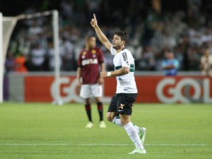 Com maior público do ano, Coxa bate o Furacão, amplia tabu e afasta o Z-4