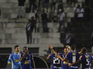Com Mano Menezes no estádio e gol no fim, Cruzeiro vence a Ponte por 2 a 1