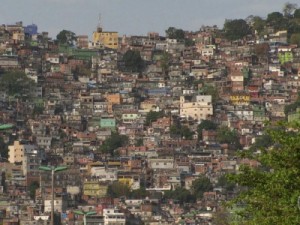 Com medo, bandido se entrega e explica guerra na Rocinha