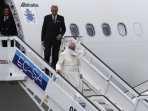 Com música e tiros de canhão, papa é recebido com pompa ao chegar a Cuba