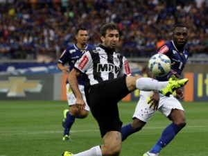 Com pênalti defendido por Victor no fim, Cruzeiro e Galo empatam