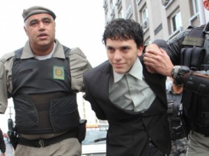 Com pistola e duas espadas, hóspede fere camareiras em hotel no RS