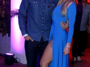 Com superfenda, ex-BBB Aline curte festa no Rio ao lado de Fernando