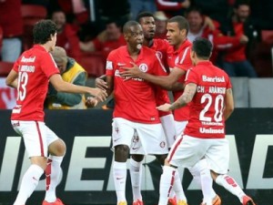 Com um gol no início e outro no fim, Inter faz 2 a 0 no Santa Fe e avança