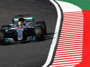 Com Vettel fora, Hamilton segura Max para vencer em Suzuka e ampliar a liderança