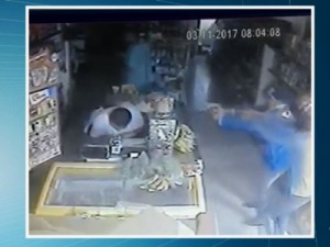 Comerciante é assassinado com vários tiros em caixa de supermercado em Icó