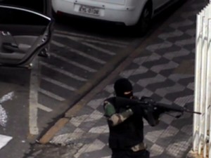 Comerciantes e pedestres relatam pânico durante assalto a banco