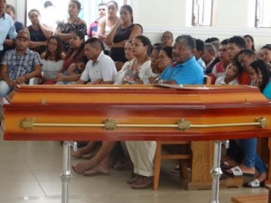 Comoção no adeus a professora Cláudia dos Santos morta por atropelamento