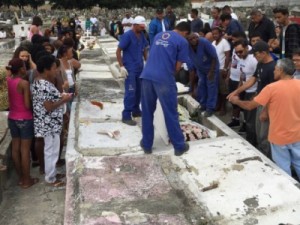 COMOSSÃO Morto em frente aos filhos na Mangueira é enterrado