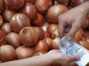 Confiança do comércio cai de novo e bate recorde, afirma Icom