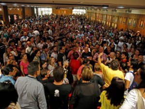 Confusão e empurra empurra em protesto de professores contra a votação da Medida Provisória 198