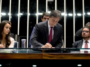 Congresso promulga emenda que veda coligações e estabelece cláusula de desempenho