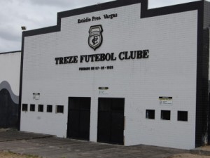 Contra permuta de estádio, torcedores do Treze fazem pedido de tombamento do PV