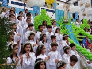 Coroação de Nossa Senhora emociona pais de alunos do Colégio Nossa Senhora de Fátima