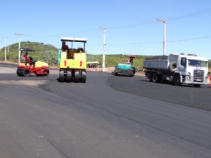 Coral desembarca máquinas para asfaltar via de acesso à Minha Casa, Minha Vida
