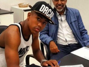 Corinthians anuncia renovação com Malcom até fim de 2019