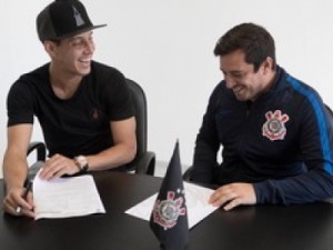 Corinthians anuncia renovação de contrato do meia Rodriguinho