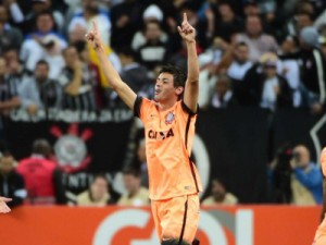 Corinthians bate Flu celebrando história e disparando na liderança