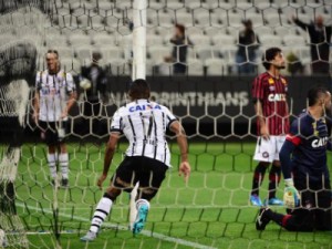 Corinthians derrota Atlético-PR e entra no grupo dos quatro primeiros