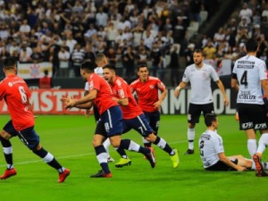 Corinthians joga muito mal e perde do Independiente em Itaquera; Sheik é expulso