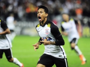 Corinthians leva sufoco, mas vence o Coritiba e fica mais perto do título