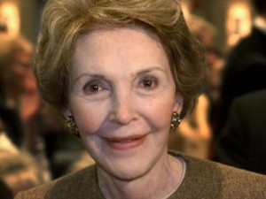 Corpo da ex-primeira-dama Nancy Reagan é velado nos EUA