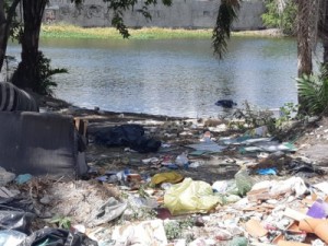 Corpo de bebê de 7 meses é encontrado às margens de lagoa com sinais de estrangulamento