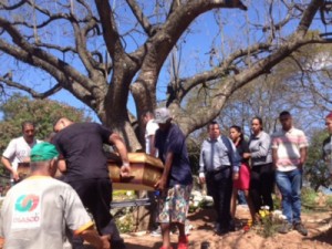 Corpos de mortos em ataques em série são enterrados neste sábado