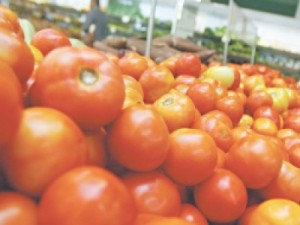 CORROSÃO NOS SALÁRIOS Itens básicos apertam bolso do consumidor