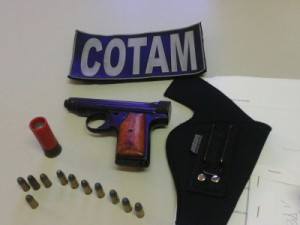 Cotam prende dupla com armamento e apreende adolescente com cocaína