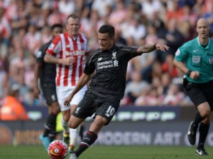 Coutinho faz gol da vitória do Liverpool em estreia no Inglês