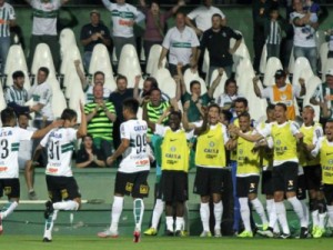 Coxa impõe terceira derrota seguida ao Palmeiras e vence após 45 dias