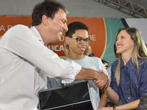 Crateús recebe estudantes premiados com notebooks e ganha nova base do SAMU