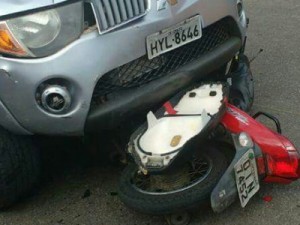 CRATO - Acidente entre camionete e moto, vítima no solo